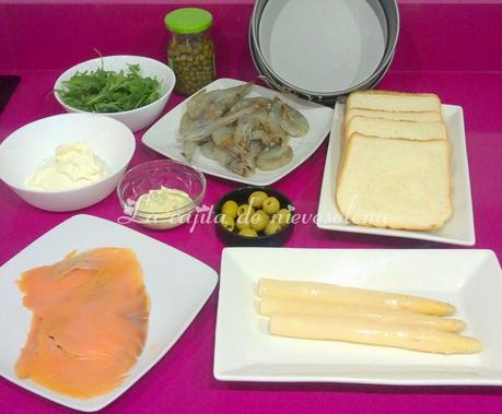 Pastel de salmón y espárragos con langostinos y rúcula