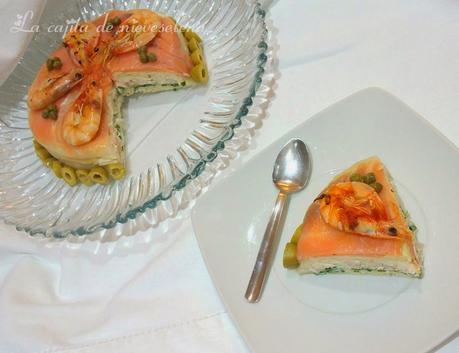 Pastel de salmón y espárragos con langostinos y rúcula