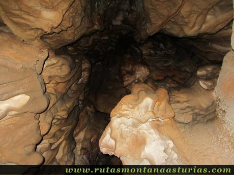 Senda Cartero, Peña Salón y Vibolines: Techo de la cueva del Sedo