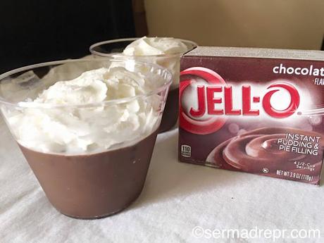 Pudding de chocolate con whipped cream hecho en casa