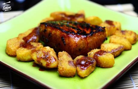 Salmón marinado en soja y miel con patatas especiadas al curry