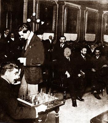 Max Adolf Albin dando unas simultáneas de ajedrez en 1910