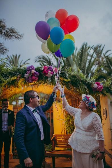 novios con globos, boda UP en Elche www.bodasdecuento.com Foto Paula G Furio 