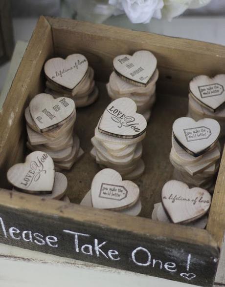 Imanes de madera en forma de corazón para bodas de invierno - Foto: Etsy.com