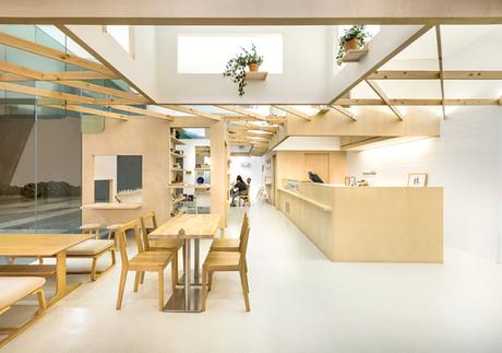 Dos locales unidos por un entrelazado de madera.