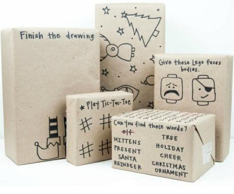 Envoltorio de regalo con papel kraft y juegos dibujados con marcador negro