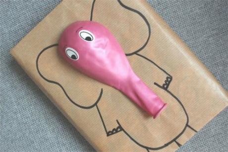 Envoltorio de regalo con elefante dibujado y globo