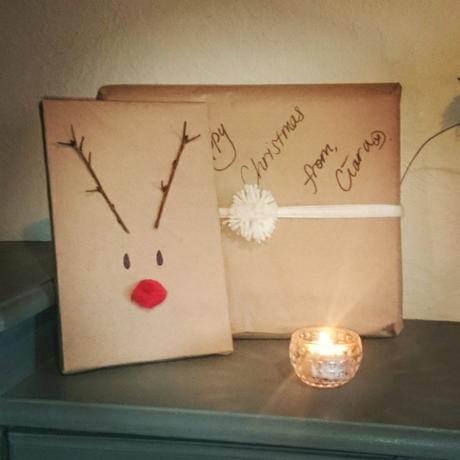 Envoltorio de regalo con papel marron kraft y cara de reno