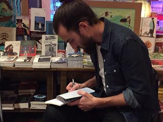 Firma de libros de Guille Galván