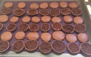 MACARONS DE CHOCOLATE RELLENOS DE CHOCOLATE BLANCO (Desafío en la cocina pero desafío....) MACARONS DE CHOCOLATE RELLENOS DE CHOCOLATE BLANCO (Desafío en la cocina pero desafío....)