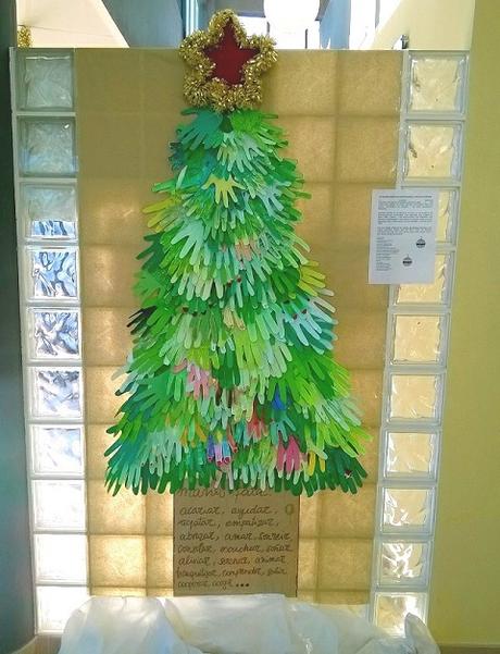 árbol de navidad hecho con recortes de manos de papel