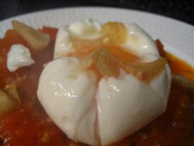 HUEVO ESCALFADO SOBRE TOMATE ESPECIADO