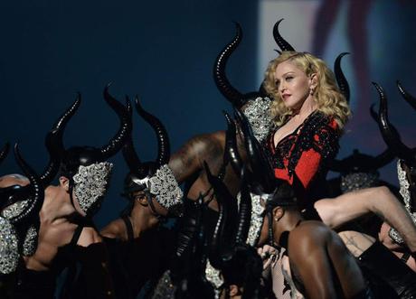LA ACTITUD ANTIPROFESIONAL Y DESPECTIVA DE MADONNA Lo corriente es que el músico de rock se haga desear y demore la hora del concierto. Pero lo de Madonna en Inglaterra, que salió con casi una hora de retraso e insultando al público que protestaba, sob...