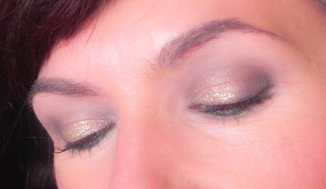 Estas fiestas, vas a brillar: Maquillaje con pigmento brillante dorado y rojo.