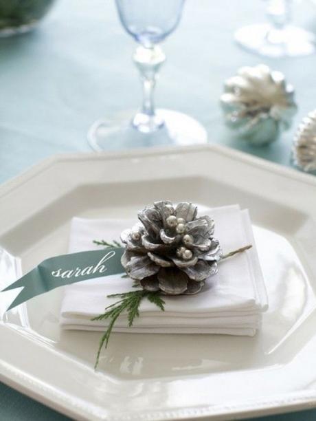 Detalles para decorar la mesa: Personaliza y decora la mesa con los nombres de tus invitados.