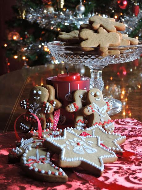 Roscos de vino, Saladitos, Galletas de jengibre, Turrón de chocolate ¡ Feliz Navidad !