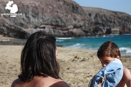 madre e hijo en la playa