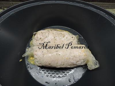 Pechuga de pavo rellena con cebolla caramelizada.