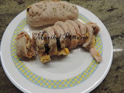 Pechuga de pavo rellena con cebolla caramelizada.