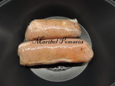 Pechuga de pavo rellena con cebolla caramelizada.