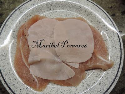 Pechuga de pavo rellena con cebolla caramelizada.