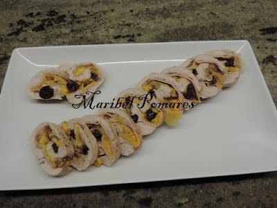 Pechuga de pavo rellena con cebolla caramelizada.