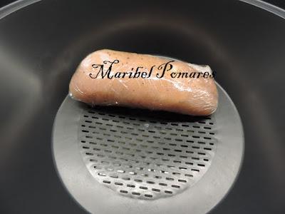 Pechuga de pavo rellena con cebolla caramelizada.