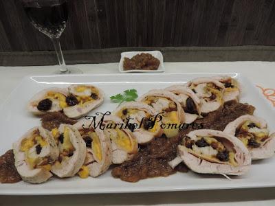 Pechuga de pavo rellena con cebolla caramelizada.