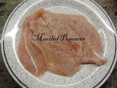 Pechuga de pavo rellena con cebolla caramelizada.