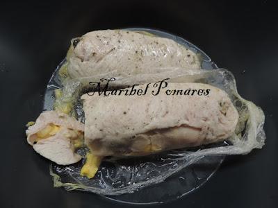 Pechuga de pavo rellena con cebolla caramelizada.