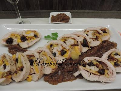 Pechuga de pavo rellena con cebolla caramelizada.