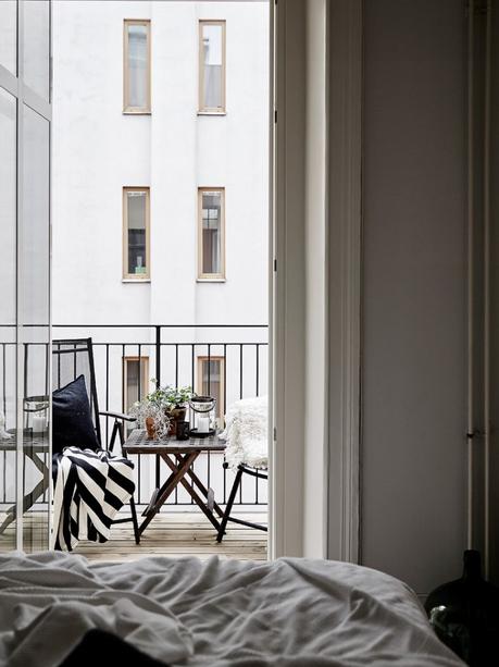 cocina nordica blanca negra chimenea sueca tradicional baldosas marroquies hidraulicas estilo sobrio elegante decoración decoración blanco y negro blog interiores nórdicos decoración salón decoración pisos pequeños cocina moderna estilo nórdico 