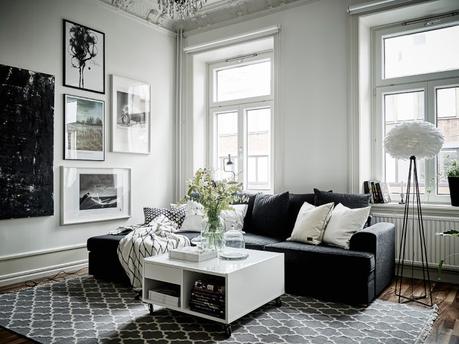 cocina nordica blanca negra chimenea sueca tradicional baldosas marroquies hidraulicas estilo sobrio elegante decoración decoración blanco y negro blog interiores nórdicos decoración salón decoración pisos pequeños cocina moderna estilo nórdico 