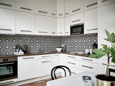 cocina nordica blanca negra chimenea sueca tradicional baldosas marroquies hidraulicas estilo sobrio elegante decoración decoración blanco y negro blog interiores nórdicos decoración salón decoración pisos pequeños cocina moderna estilo nórdico 