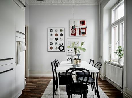 cocina nordica blanca negra chimenea sueca tradicional baldosas marroquies hidraulicas estilo sobrio elegante decoración decoración blanco y negro blog interiores nórdicos decoración salón decoración pisos pequeños cocina moderna estilo nórdico 