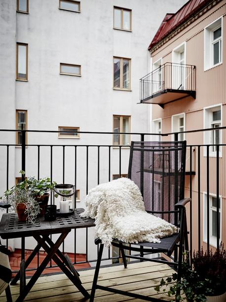 cocina nordica blanca negra chimenea sueca tradicional baldosas marroquies hidraulicas estilo sobrio elegante decoración decoración blanco y negro blog interiores nórdicos decoración salón decoración pisos pequeños cocina moderna estilo nórdico 