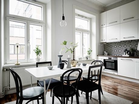 cocina nordica blanca negra chimenea sueca tradicional baldosas marroquies hidraulicas estilo sobrio elegante decoración decoración blanco y negro blog interiores nórdicos decoración salón decoración pisos pequeños cocina moderna estilo nórdico 