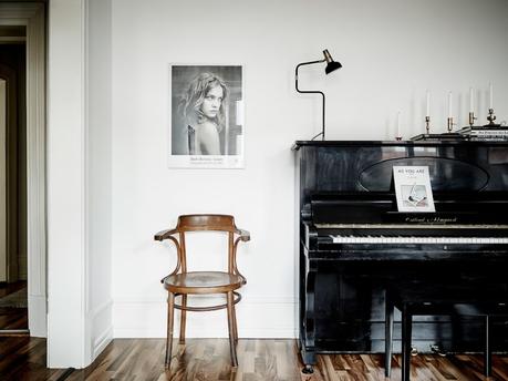 cocina nordica blanca negra chimenea sueca tradicional baldosas marroquies hidraulicas estilo sobrio elegante decoración decoración blanco y negro blog interiores nórdicos decoración salón decoración pisos pequeños cocina moderna estilo nórdico 