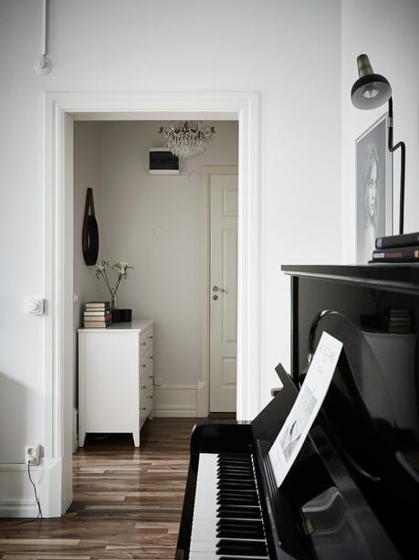 cocina nordica blanca negra chimenea sueca tradicional baldosas marroquies hidraulicas estilo sobrio elegante decoración decoración blanco y negro blog interiores nórdicos decoración salón decoración pisos pequeños cocina moderna estilo nórdico 