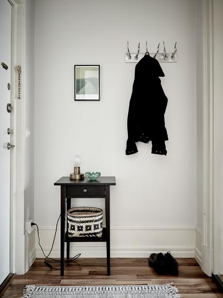 cocina nordica blanca negra chimenea sueca tradicional baldosas marroquies hidraulicas estilo sobrio elegante decoración decoración blanco y negro blog interiores nórdicos decoración salón decoración pisos pequeños cocina moderna estilo nórdico 