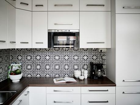 cocina nordica blanca negra chimenea sueca tradicional baldosas marroquies hidraulicas estilo sobrio elegante decoración decoración blanco y negro blog interiores nórdicos decoración salón decoración pisos pequeños cocina moderna estilo nórdico 