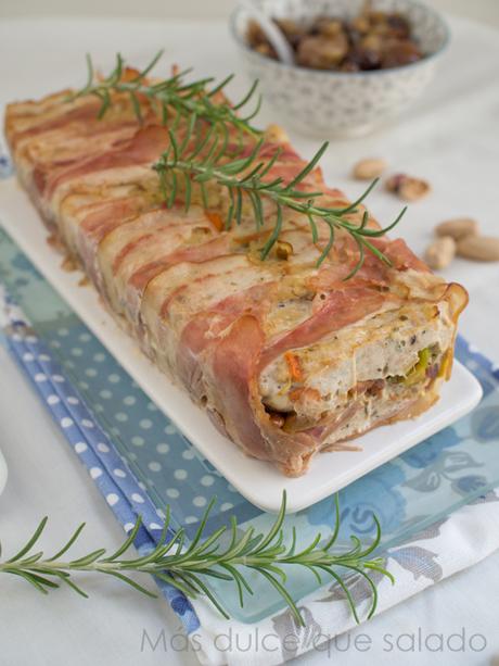 Pastel de pollo relleno de pistachos.