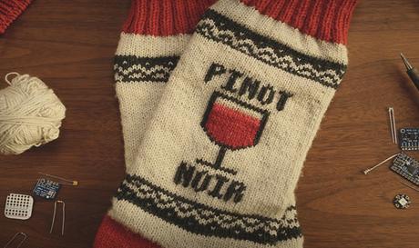 Netflix inventa unos calcetines que pausan la serie cuando te quedas dormido