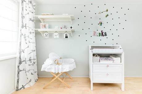 Una habitación de bebe escandinava con toques de color!