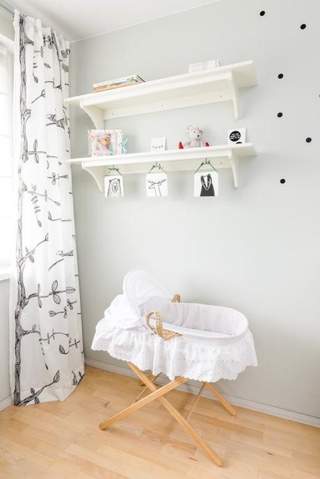 Una habitación de bebe escandinava con toques de color!