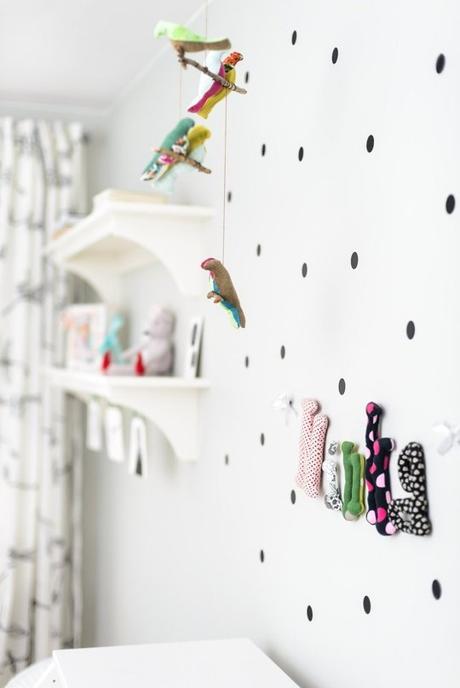 Una habitación de bebe escandinava con toques de color!