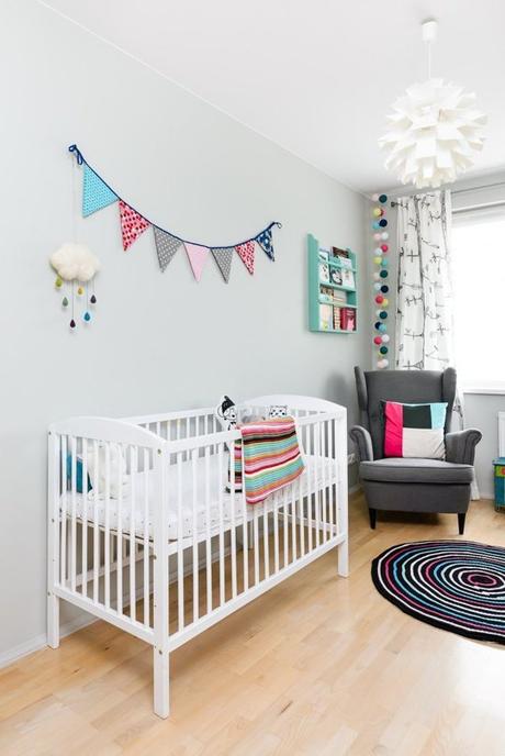 Una habitación de bebe escandinava con toques de color!
