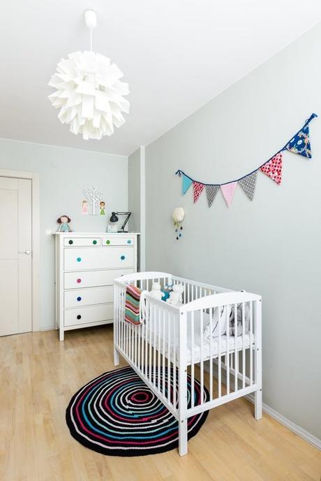 Una habitación de bebe escandinava con toques de color!