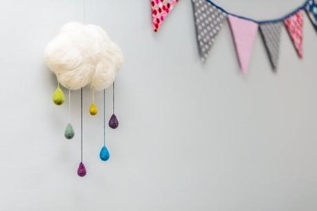 Una habitación de bebe escandinava con toques de color!