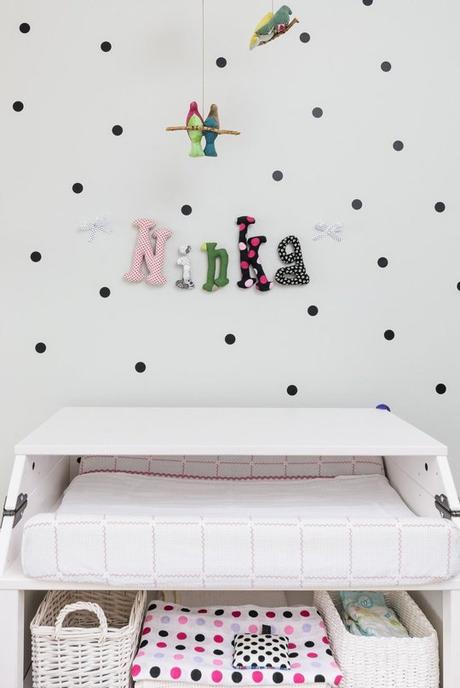 Una habitación de bebe escandinava con toques de color!